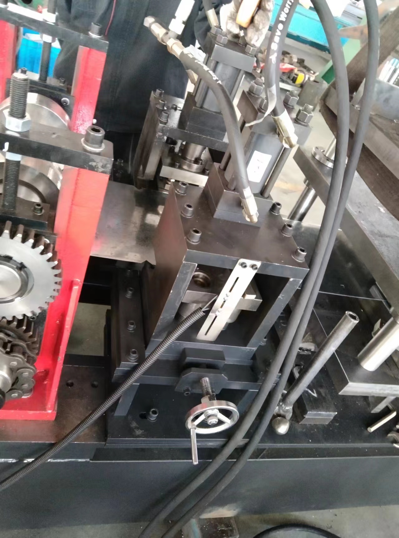 Cable tray connectors making machine