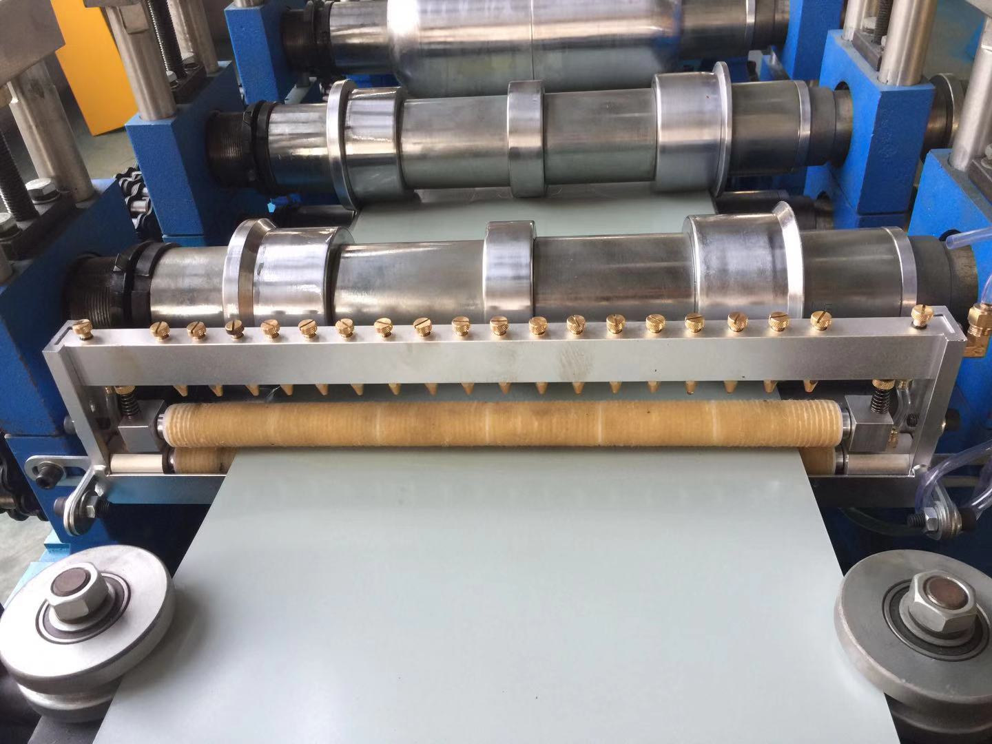 Half round gutter roll forming machine